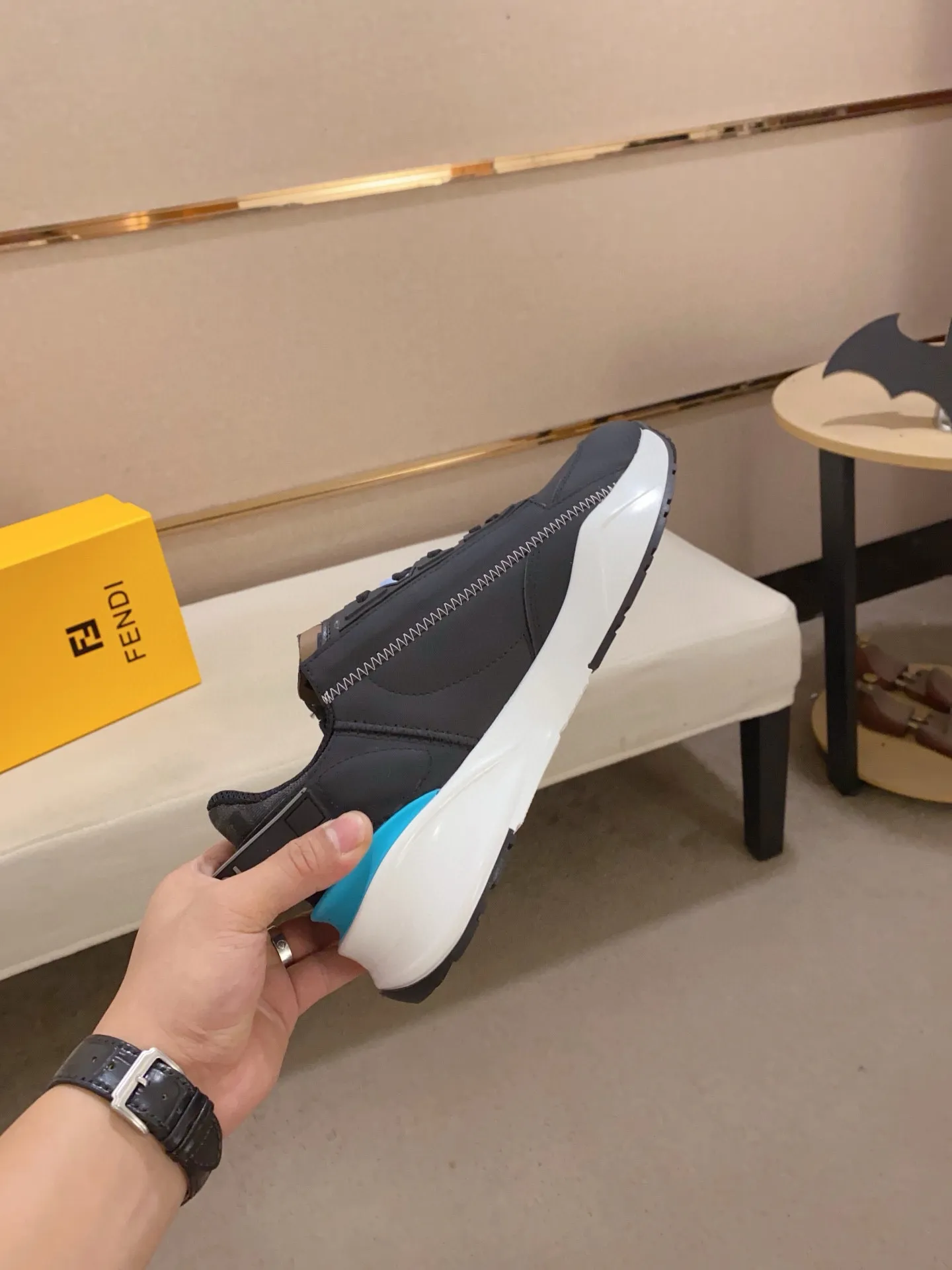 Men's shoes💰: 540💰(Higher version) [Fendi] Fendi's latest casual shoes for men! Available at counters simultaneously! A one-to-one replica of the original. Made entirely of imported top-grain calfskin, the interior is made of top-grain water-dyed cowhide, and the original factory-supplied rubber outsole. Leading new fashion concepts. Matching code: 38-44. 45 can be customized and non-returnable!